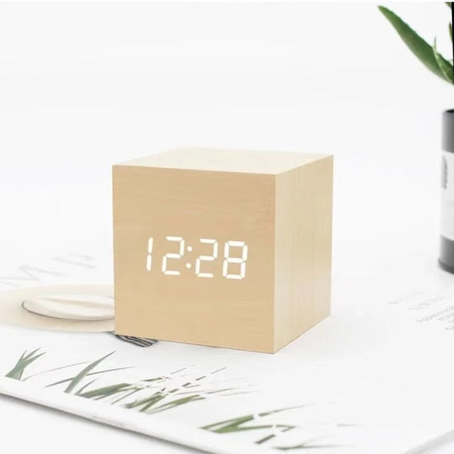 GlowMatrix | LED Alarm Clock – Intelligent Sound Control